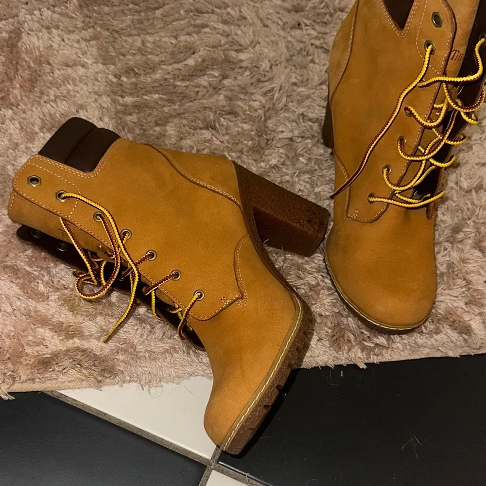 Timberland Women's Brown Lace-Up Boots - Picture 2 of 5